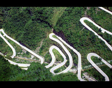 《天門山99彎》大陸最壯觀的超級山路