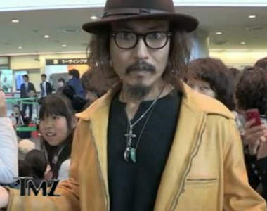 《強尼戴普》現身日本接機粉絲中是什麼情況?!