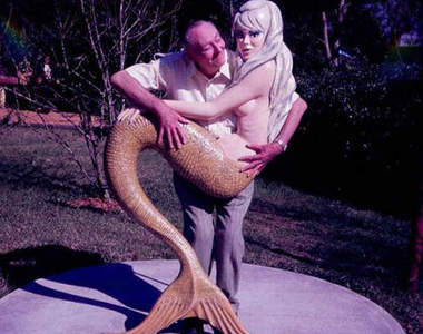 來跟雕像合照吧~大家都怎麼跟雕像合照的呀?