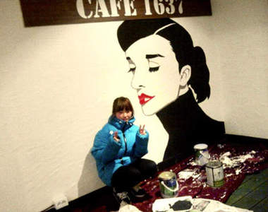 《女高生壁畫》　幫咖啡廳省了一筆裝潢費啦～