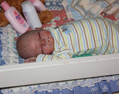 《吸血鬼嬰兒》想要吸血鬼小孩嗎?買一個回家吧~