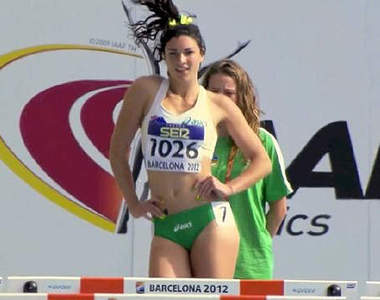 澳洲爆紅《跨欄妹》暖身操扭出性感～