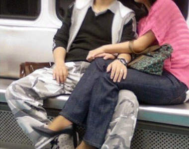 《韓國地鐵》好害羞~~ 一堆情侶在恩愛♥