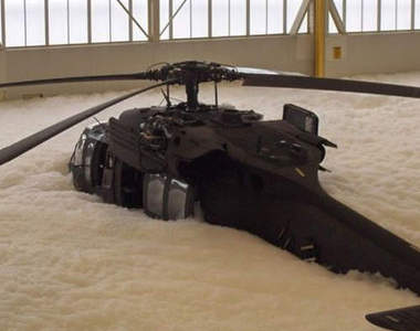 黑鷹出包計畫　老美軍方格納庫驚見飛機泡泡浴？