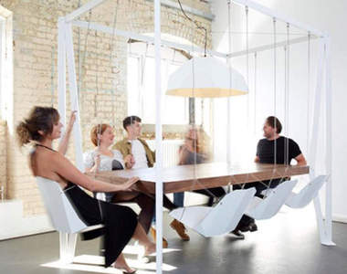 《盪鞦韆辦公桌》開會時可以合法走神www