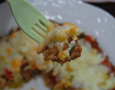 韓國美眉DIY《米披薩》~好想咬一口喔<( ̄﹁ ̄)