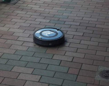 人行道上走失的掃地機器人是誰家小孩？？？（喊）