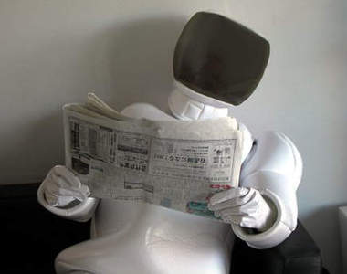 《ASIMO》機器「人」 居然也學人看起報紙!?