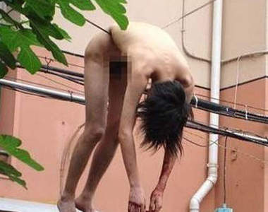 真實版惡名昭彰 裸男猛爬神威高壓電塔