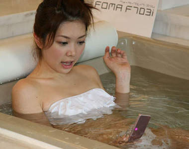 蓋白米除潮大法　老外手機泡水必用大絕招