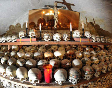 《奧地利骨頭屋》這裡的骷髏很花俏～＊