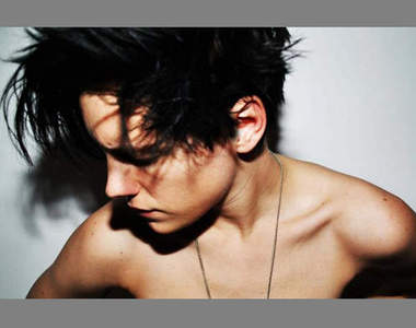 女性男模第一人 法國女子簽下男性模豆約