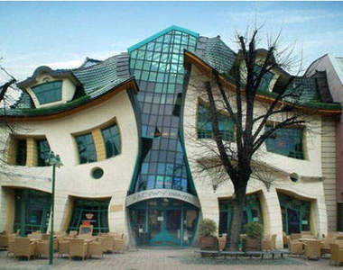 讓人頭暈目眩的變形《歪歪屋》