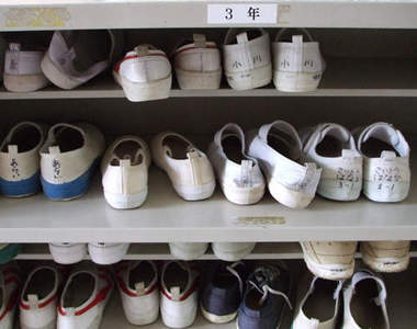 日本學生都會穿的《校園室內鞋》終於也可以穿上街囉！