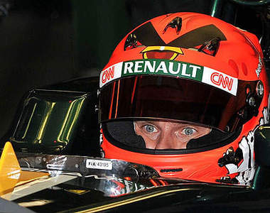 憤怒鳥變身F1安全帽～跑到一半可以丟炸彈嗎？(誤)