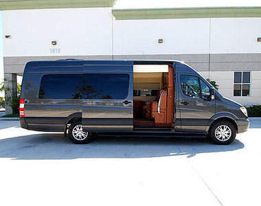 又見超奢華賓士箱型車!這樣誰捨得下車啊?~♥