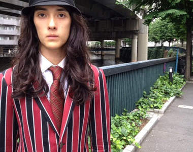 日本《薄片男子》增加中!?和CD盒寬一樣薄的身體會不會被折斷(誤)