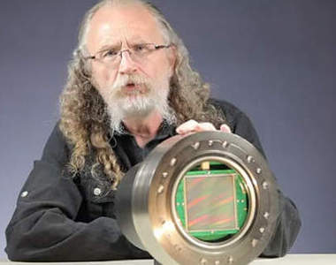 超級相機?史上超大顆相機「感光元件」亮相!