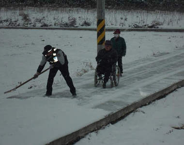 《警察善行》　寒冬裡的溫情好感人T^T
