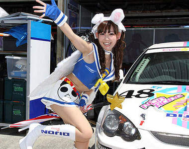 賽車場上拼持久~場外的美女們當然也要慢慢看囉 ♥