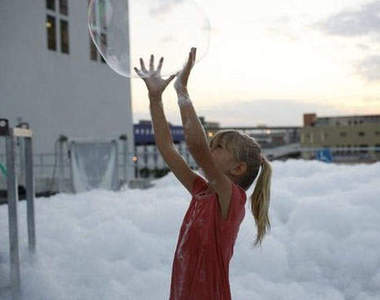 俄羅斯《泡沫節》~讓人好想去洗泡泡澡喔XD