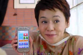 「老人專用」智慧型手機《RakuRaku》讓老一輩也能輕鬆抓住青春尾巴！