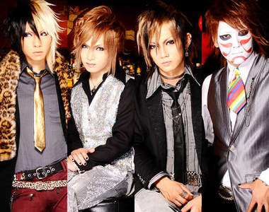 超失控視覺系空氣樂團《金爆 GOLDEN BOMBER》參上！