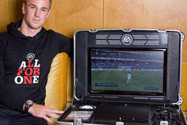 英格蘭帥氣門將 Joe Hart 專用的 PS3 行李箱! 英格蘭帥氣門將 Joe Hart 專用的 PS3 行李箱!