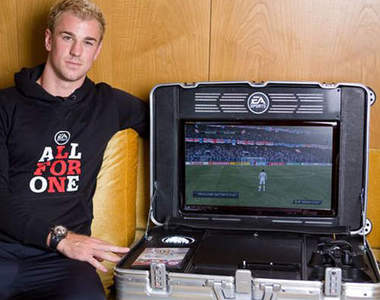 英格蘭帥氣門將 Joe Hart 專用的 PS3 行李箱!