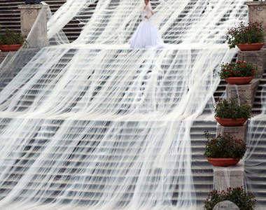 現在婚紗不但要比美，還要比長！