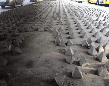 天橋下的水泥錐 大陸官方給流浪漢練身體的天堂路