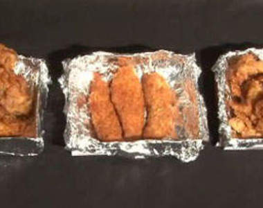 韓國棒球場的黑心炸雞~原來木條可以當砧板@_@(誤)