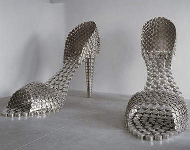 巨大《鍋子高跟鞋》有種意外的華麗感