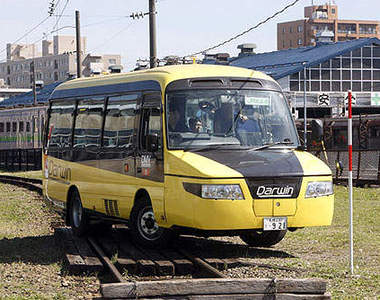 嘟嘟嘟~司機先生你怎麼把車車給開上鐵軌了?!
