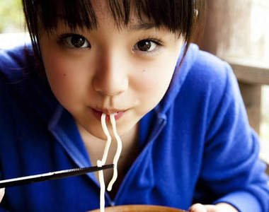 篠崎愛 愛吃美少女 因為這樣才造就好身材嗎？