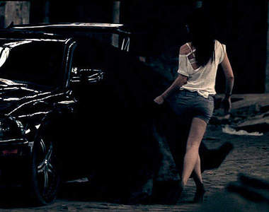 來看看暴力的《福特野馬跑車》怎麼解放俄羅斯美女吧~