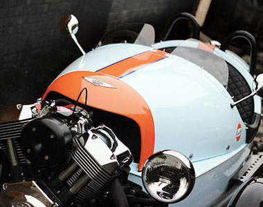 限量版《Morgan 3 Wheeler》復古三輪車經典上身～