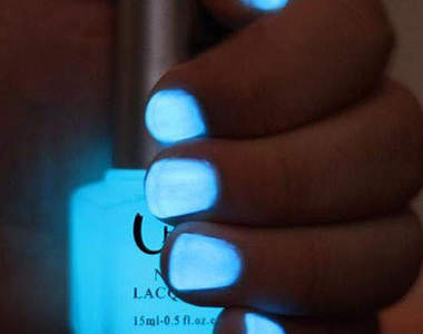 《夜光指甲油》讓你的指甲在黑暗中也螢光~可愛~