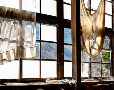 山梨縣廢棄小學校 白天看似很溫暖...到了晚上就...(抖)