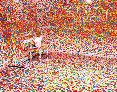 如果讓小朋友拿貼紙任意在房間裡亂貼的話...