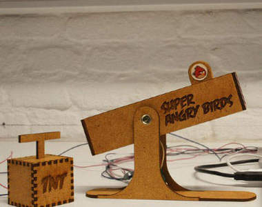 超級憤怒鳥 拉拉柄將槍機固定在後~才是真無雙玩法！