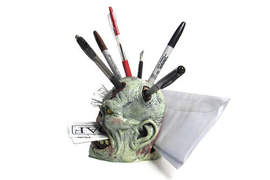 《殭屍筆插》用筆插爆殭屍的頭?! 《殭屍筆插》用筆插爆殭屍的頭?!