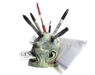 《殭屍筆插》用筆插爆殭屍的頭？！