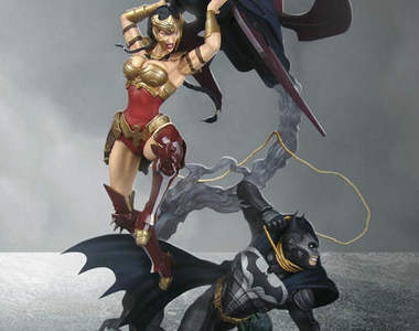《Injustice: Gods Among Us》神力女超人槓上蝙蝠俠 雕像限定版太帥了