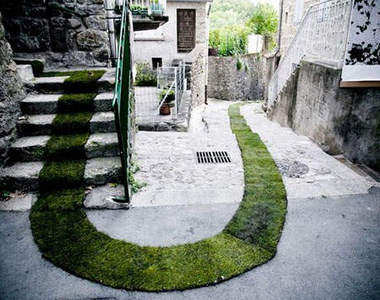 《綠草地毯》綠草像河流般流流流～（誤）