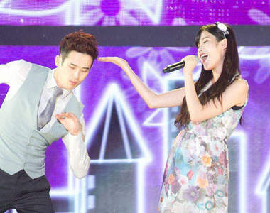 IU好可憐~滑倒還被網友欺負T^T