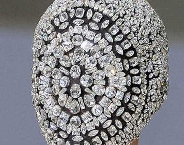 超未來感的《水晶面罩》！(但總讓我想起一個人...)