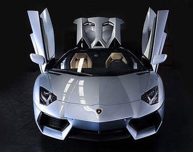 《Lamborghini Aventador Roadster》上空大牛性感出閘~