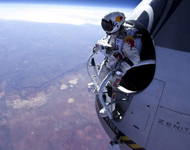 太空跳傘  堪稱史上最軟腳的壯舉