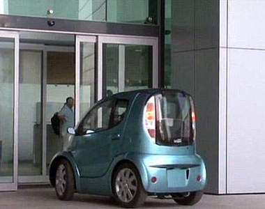 先生！你怎麼把車車開進辦公室了呀？(驚)